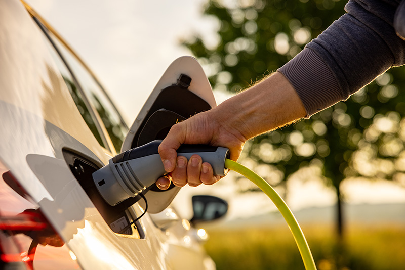 Elektrofahrzeug wird an einer Wallbox geladen